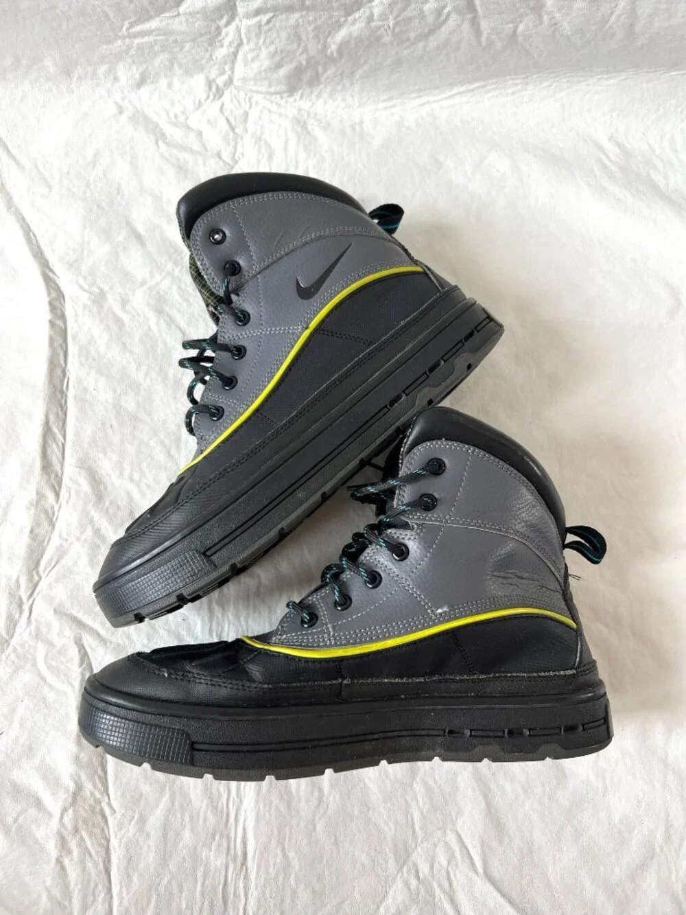 Nike winter boots ACG Woodside 2 High boots big kids 7Y gray black lace up duck